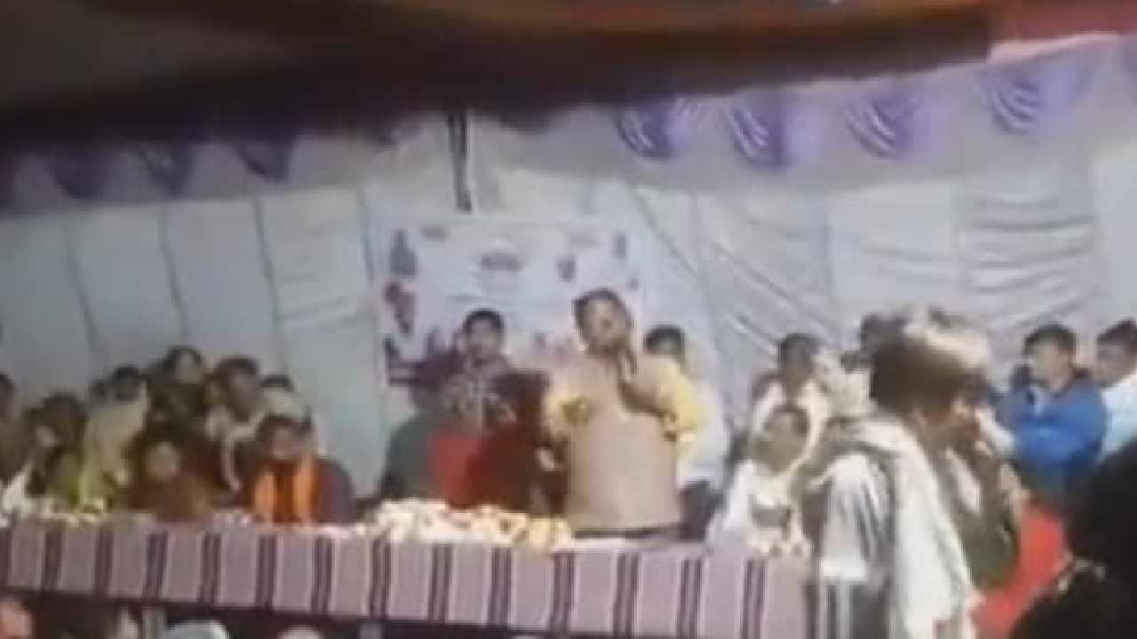 Madhya Pradesh: శాలరీ గురించి అడిగితే ఎముకలు విరిచేస్తా.. ప్రశ్నించిన పౌరుడిపై మంత్రి ఆగ్రహం.. వీడియో వైరల్ Madhya Pradesh: శాలరీ గురించి అడిగితే ఎముకలు విరిచేస్తా.. ప్రశ్నించిన పౌరుడిపై మంత్రి ఆగ్రహం.. వీడియో వైరల్
