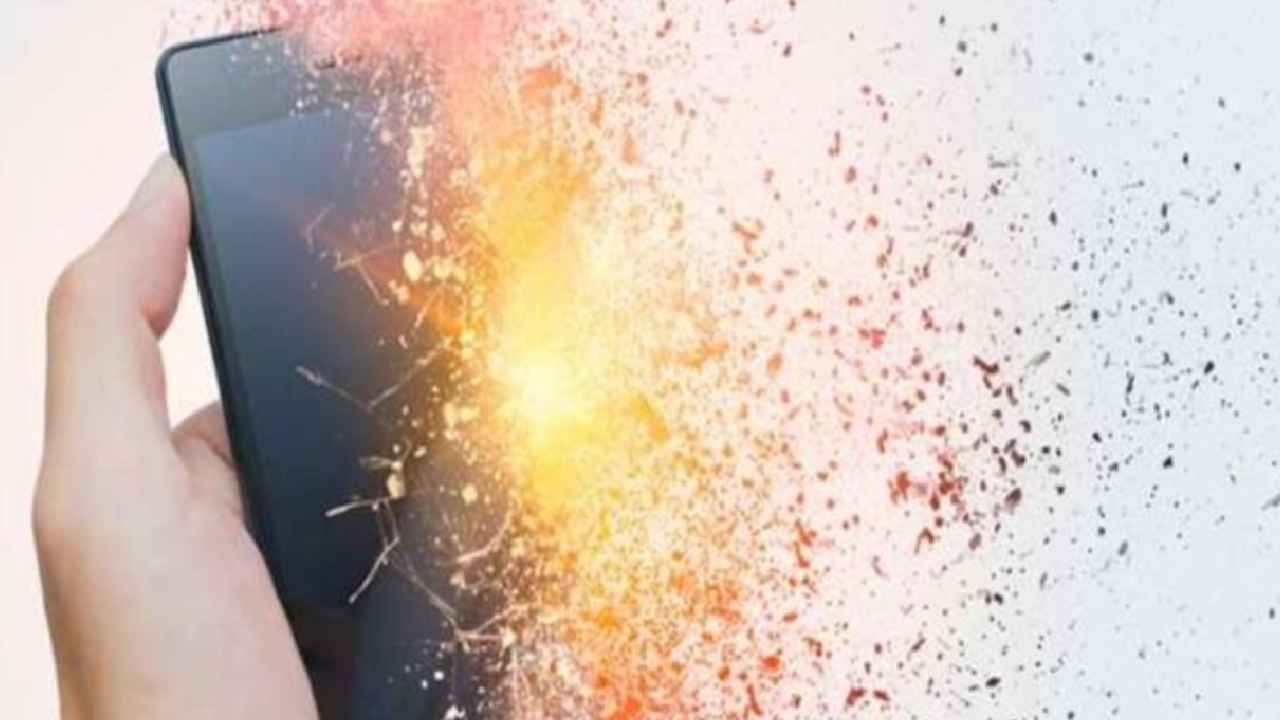 Mobile Phone Explosion : బాబోయ్.. బాంబులా పేలిన మొబైల్ ఫోన్..! తీవ్ర గాయాలతో వృద్ధుడు మృతి Mobile Phone Explosion : బాబోయ్.. బాంబులా పేలిన మొబైల్ ఫోన్..! తీవ్ర గాయాలతో వృద్ధుడు మృతి