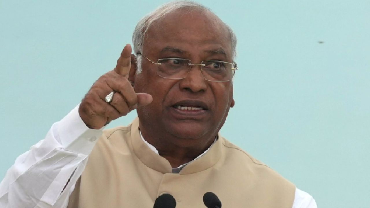 Nagaland Polls: రాష్ట్రంలో మైనారిటీలపై దాడులు.. నాగాలాండ్ సంపద లూటీ చేస్తున్న బీజేపీ ప్రభుత్వం: మల్లికార్జున ఖర్గే Nagaland Polls: రాష్ట్రంలో మైనారిటీలపై దాడులు.. నాగాలాండ్ సంపద లూటీ చేస్తున్న బీజేపీ ప్రభుత్వం: మల్లికార్జున ఖర్గే