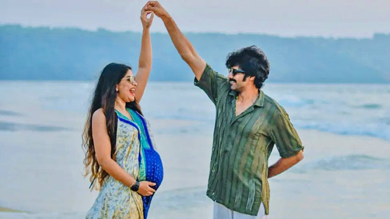 Naveen Chandra: తండ్రి కాబోతున్న టాలీవుడ్ హీరో.. బేబీ మూన్ అంటూ ట్వీట్! Naveen Chandra: తండ్రి కాబోతున్న టాలీవుడ్ హీరో.. బేబీ మూన్ అంటూ ట్వీట్!