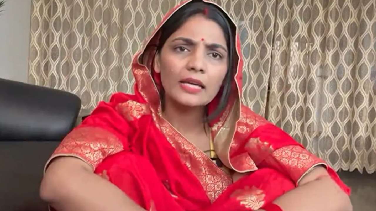 Neha Singh Rathore: భోజ్పురి గాయనికి షాకిచ్చిన యూపీ పోలీసులు.. పాటలో రాష్ట్రాన్ని విమర్శించారంటూ నోటీసులు Neha Singh Rathore: భోజ్పురి గాయనికి షాకిచ్చిన యూపీ పోలీసులు.. పాటలో రాష్ట్రాన్ని విమర్శించారంటూ నోటీసులు