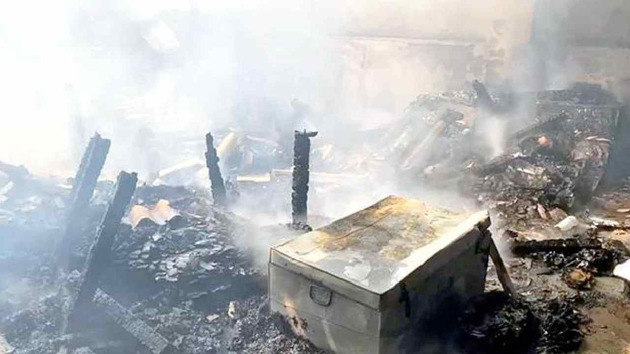 Nellore Fire Accident: నెల్లూరు కలెక్టరేట్లో అగ్నిప్రమాదం.. ఘటనపై అనుమానాలు? Nellore Fire Accident: నెల్లూరు కలెక్టరేట్లో అగ్నిప్రమాదం.. ఘటనపై అనుమానాలు?