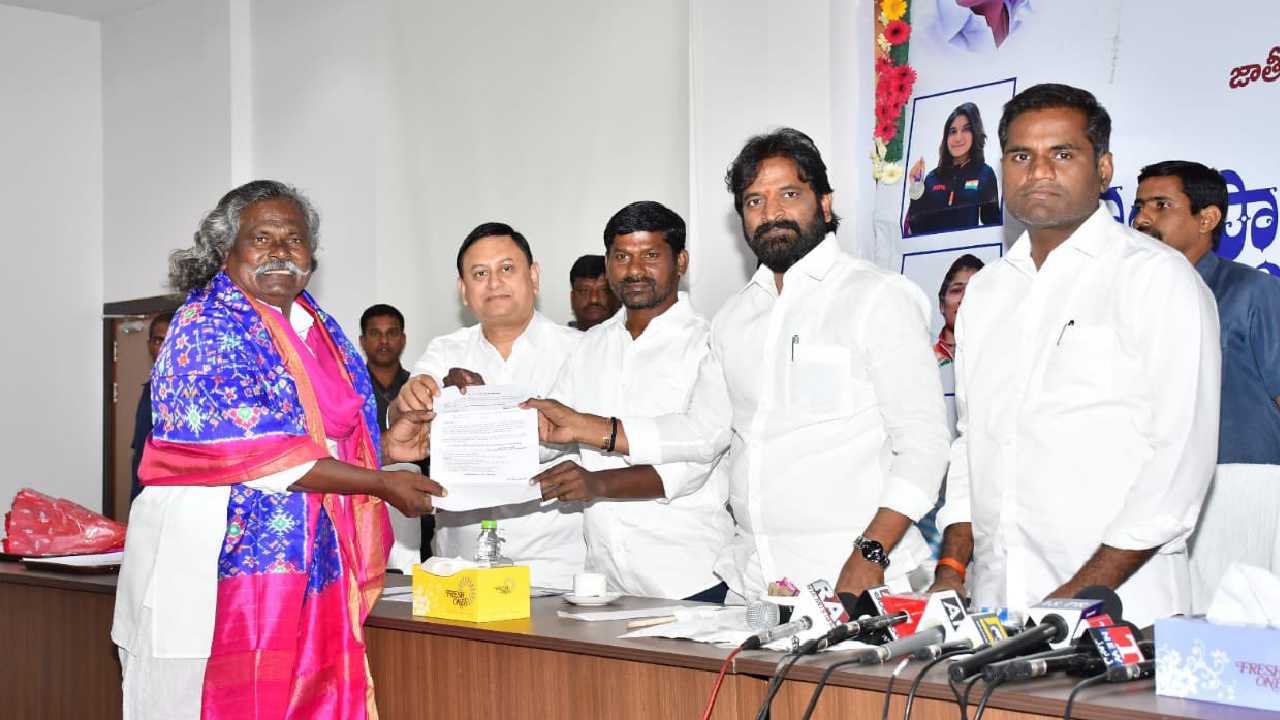 Telangana: ఇషాసింగ్, మొగిలయ్యకు ఇళ్ల స్థలాల పత్రాలు అందజేత.. మంత్రి శ్రీనివాస్ గౌడ్ పై గువ్వల అసహనం Telangana: ఇషాసింగ్, మొగిలయ్యకు ఇళ్ల స్థలాల పత్రాలు అందజేత.. మంత్రి శ్రీనివాస్ గౌడ్ పై గువ్వల అసహనం