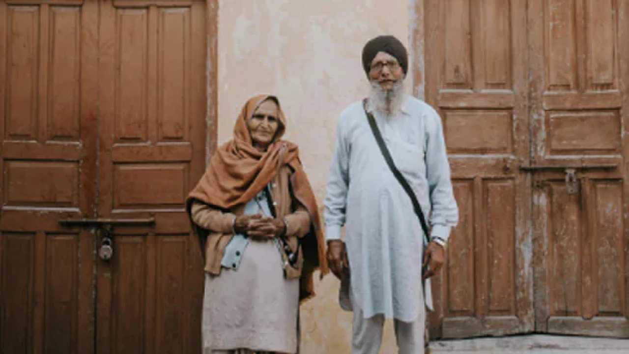 Elderly Couple Viral pics: ఫొటోకు వృద్ధ దంపతుల పోజులు.. అబ్బురపరుస్తున్న ఫొటోలు Elderly Couple Viral pics: ఫొటోకు వృద్ధ దంపతుల పోజులు.. అబ్బురపరుస్తున్న ఫొటోలు