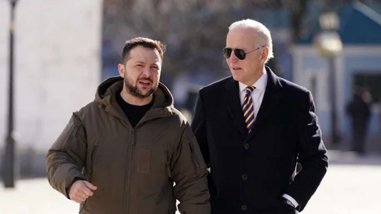 Biden’s Surprise Kyiv Visit: ఉక్రెయిన్లో బైడెన్ సర్ప్రైజ్ విజిట్.. జెలెన్ స్కీతో చర్చలు Biden’s Surprise Kyiv Visit: ఉక్రెయిన్లో బైడెన్ సర్ప్రైజ్ విజిట్.. జెలెన్ స్కీతో చర్చలు