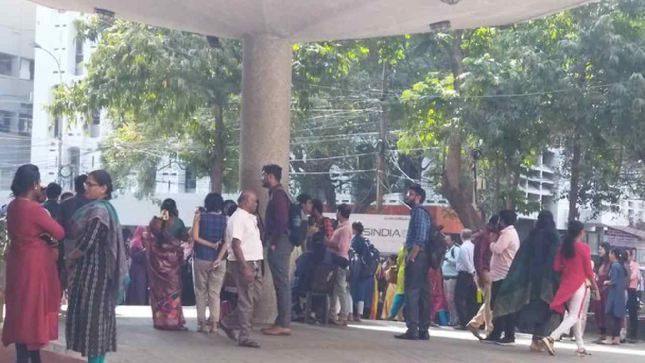 Tremors felt in Delhi-Chennai: ఢిల్లీ, చెన్నైలో భూప్రకంపనలు.. ఇళ్ల నుంచి జనం బయటకు పరుగులు Tremors felt in Delhi-Chennai: ఢిల్లీ, చెన్నైలో భూప్రకంపనలు.. ఇళ్ల నుంచి జనం బయటకు పరుగులు