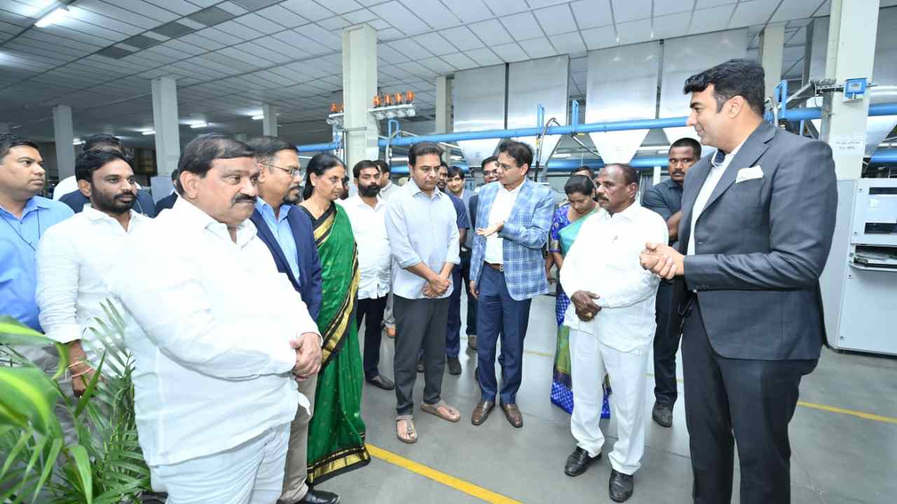 Minister KTR: చందన్వెల్లిలో వెల్స్పన్ పరిశ్రమ యూనిట్.. 5 ఏళ్ల క్రితం ఇక్కడ ఒక్క పరిశ్రమా లేదన్న కేటీఆర్ Minister KTR: చందన్వెల్లిలో వెల్స్పన్ పరిశ్రమ యూనిట్.. 5 ఏళ్ల క్రితం ఇక్కడ ఒక్క పరిశ్రమా లేదన్న కేటీఆర్