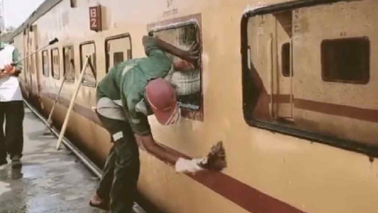 Viral Video: రైళ్లను అప్పుడు అలా కడిగేవారు.. ఇప్పుడు ఇలా కడుగుతున్నారు Viral Video: రైళ్లను అప్పుడు అలా కడిగేవారు.. ఇప్పుడు ఇలా కడుగుతున్నారు