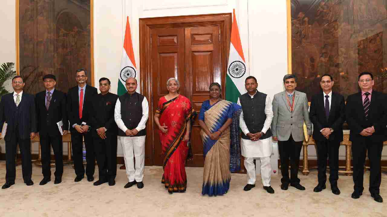 Union Budget 2023: టెంపుల్ బార్డర్ ఎరుపు రంగు చీరలో నిర్మల.. రాష్ట్రపతిని కలిసిన ఆర్థిక మంత్రి Union Budget 2023: టెంపుల్ బార్డర్ ఎరుపు రంగు చీరలో నిర్మల.. రాష్ట్రపతిని కలిసిన ఆర్థిక మంత్రి