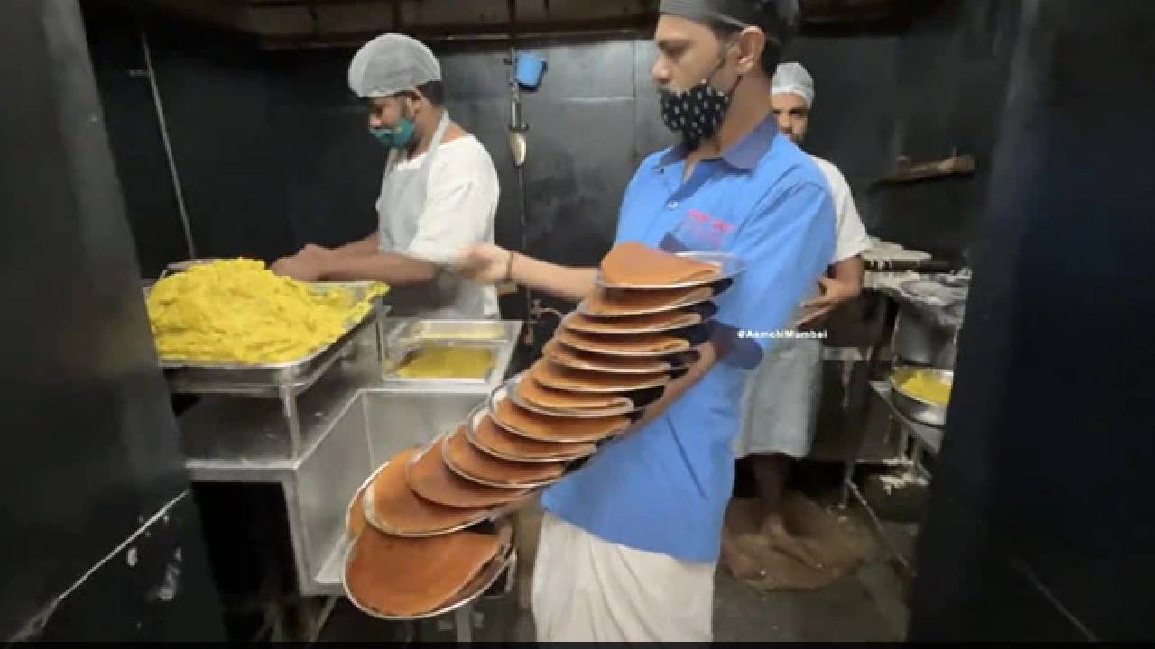 Viral Video: ఒకే చేతిపై 16 దోశ ప్లేట్లు పెట్టుకుని తీసుకెళ్లి కస్టమర్లకు ఇచ్చిన వెయిటర్ Viral Video: ఒకే చేతిపై 16 దోశ ప్లేట్లు పెట్టుకుని తీసుకెళ్లి కస్టమర్లకు ఇచ్చిన వెయిటర్