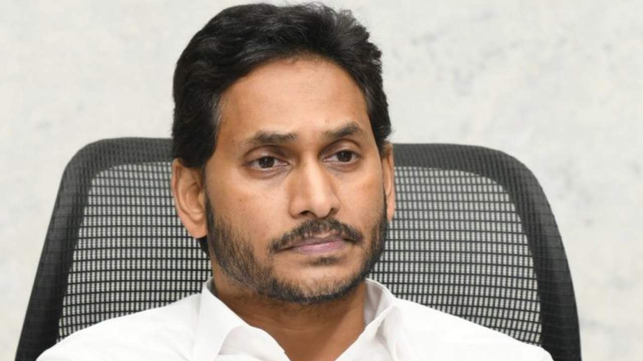 Andhra Pradesh Politics : జగన్ ప్రభుత్వం కూలిపోవటం ఖాయం : మాజీ మంత్రి సంచలన వ్యాఖ్యలు Andhra Pradesh Politics : జగన్ ప్రభుత్వం కూలిపోవటం ఖాయం : మాజీ మంత్రి సంచలన వ్యాఖ్యలు