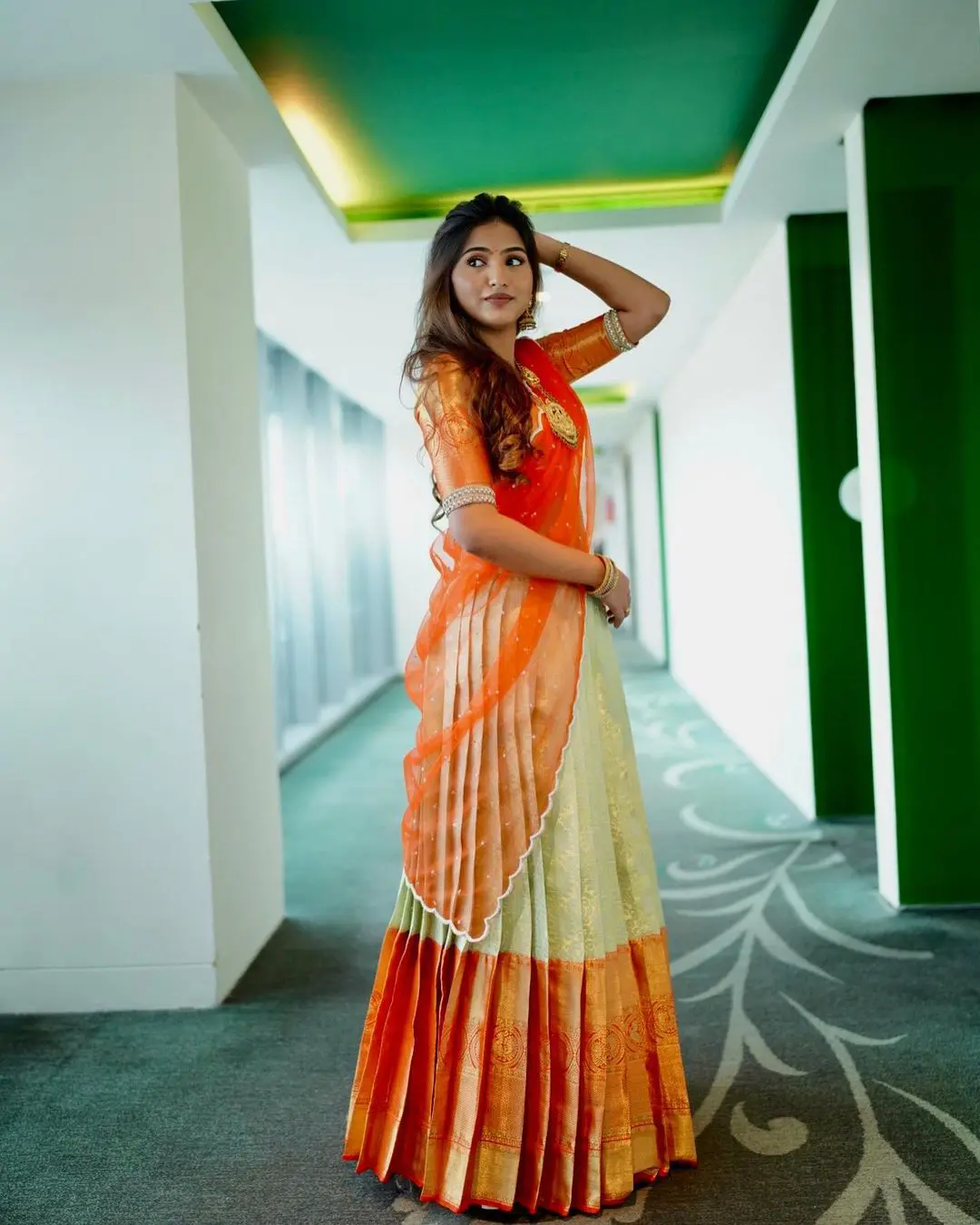 Pranavi Manukonda gorgeous looks in half saree pic2