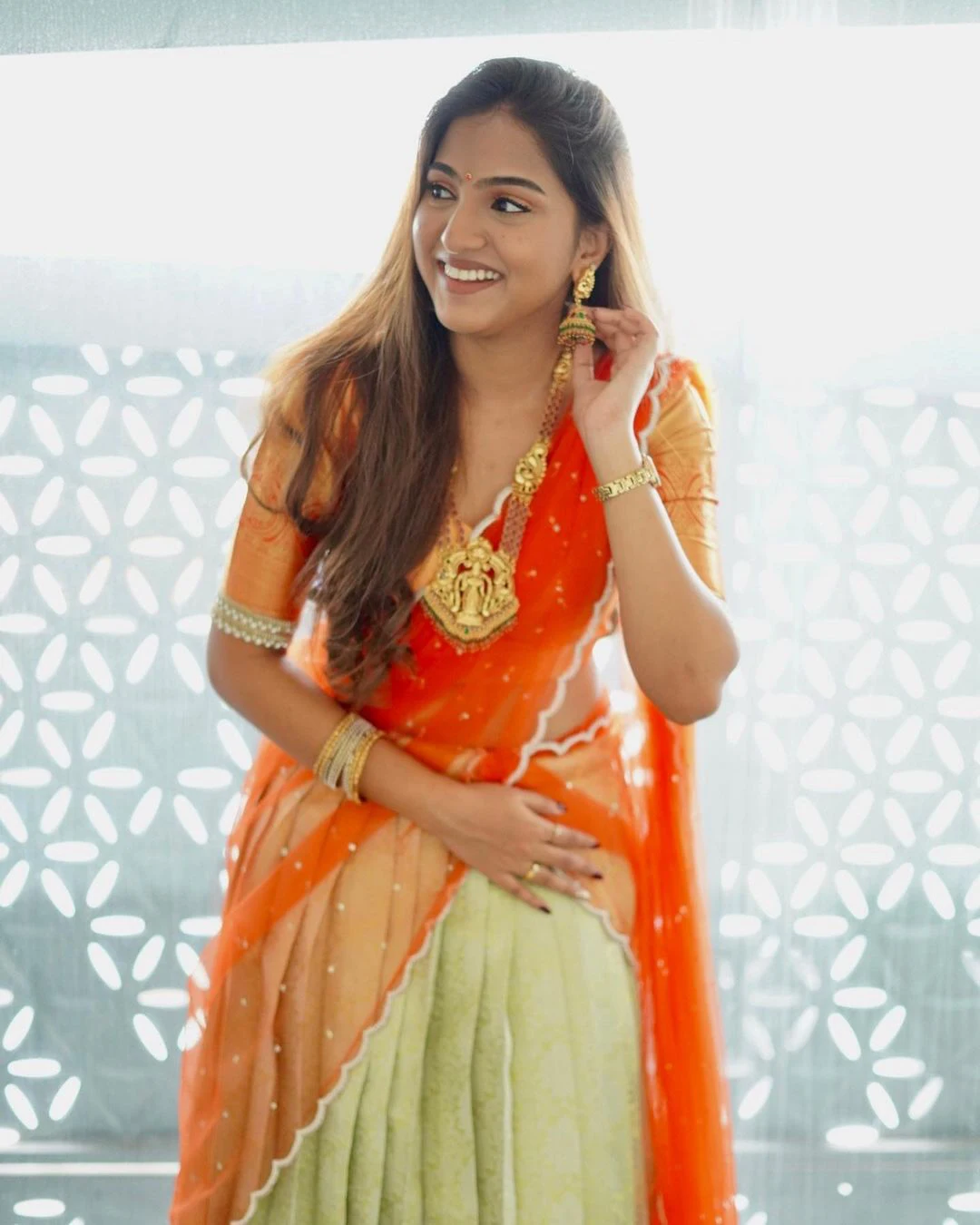 Pranavi Manukonda gorgeous looks in half saree pic5