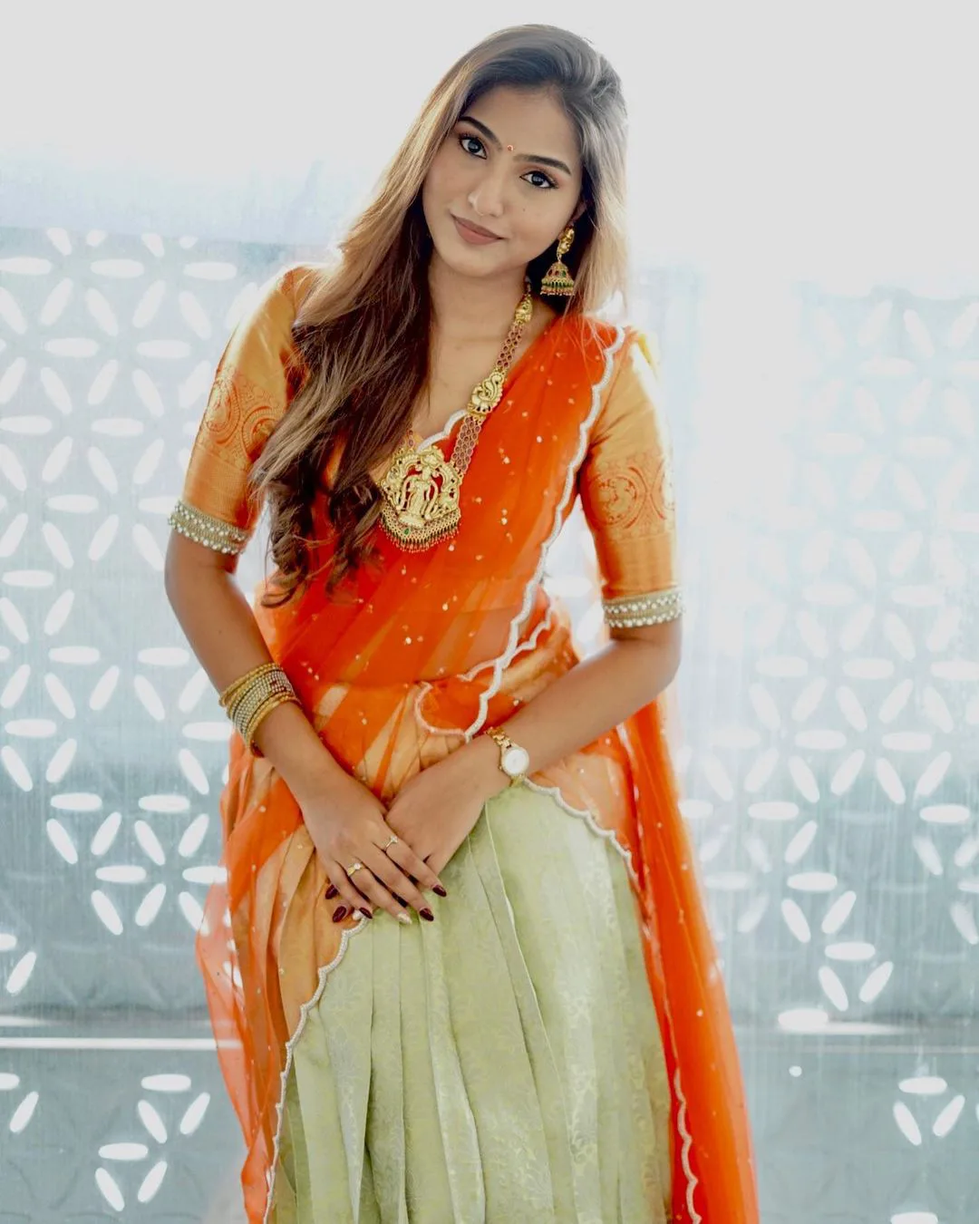 Pranavi Manukonda gorgeous looks in half saree pic1