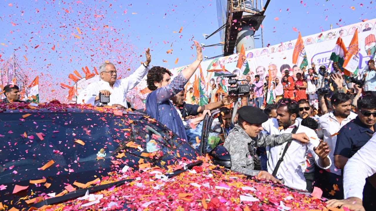 Priyanka Gandhi Vadra: పూల వర్షం .. ప్రియాంక వాద్రాకు కాంగ్రెస్ శ్రేణుల ఘనస్వాగతం.. వీడియో వైరల్ Priyanka Gandhi Vadra: పూల వర్షం .. ప్రియాంక వాద్రాకు కాంగ్రెస్ శ్రేణుల ఘనస్వాగతం.. వీడియో వైరల్