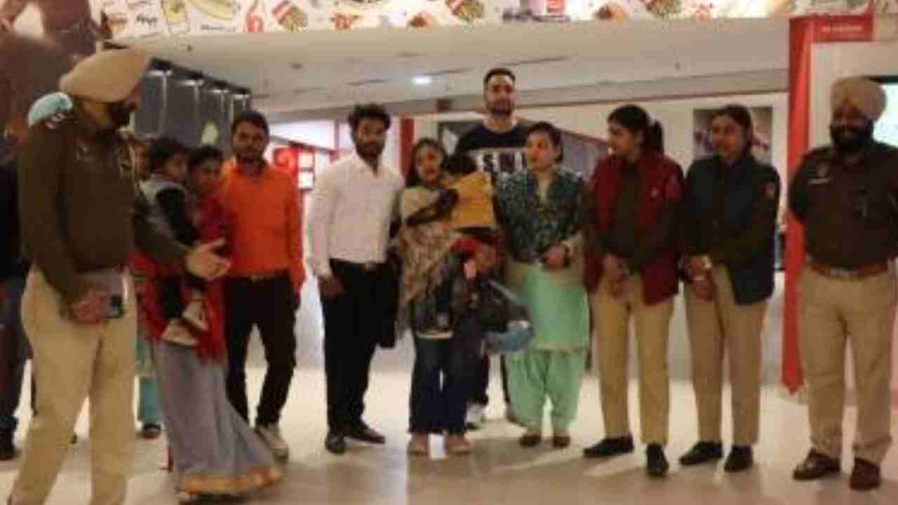 Ludhiana Police: వివాదాలతో స్టేషన్కొచ్చిన జంటలు.. టికెట్లుకొనిచ్చి సినిమాకు పంపించిన పోలీసులు Ludhiana Police: వివాదాలతో స్టేషన్కొచ్చిన జంటలు.. టికెట్లుకొనిచ్చి సినిమాకు పంపించిన పోలీసులు