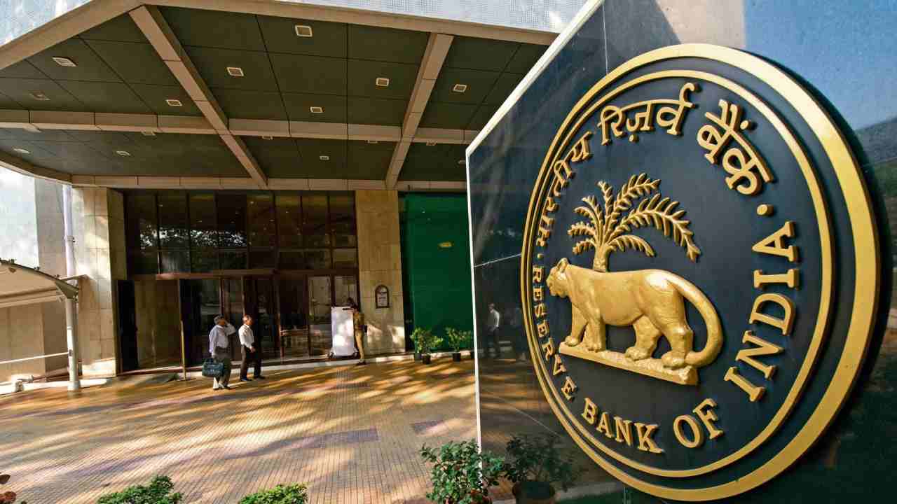 RBI Guidelines: ఐదు బ్యాంకులపై ఆర్బీఐ నిషేధం .. ఆ బ్యాంకుల్లో ఖాతాదారులు డబ్బును విత్ డ్రా చేయలేరు .. RBI Guidelines: ఐదు బ్యాంకులపై ఆర్బీఐ నిషేధం .. ఆ బ్యాంకుల్లో ఖాతాదారులు డబ్బును విత్ డ్రా చేయలేరు ..