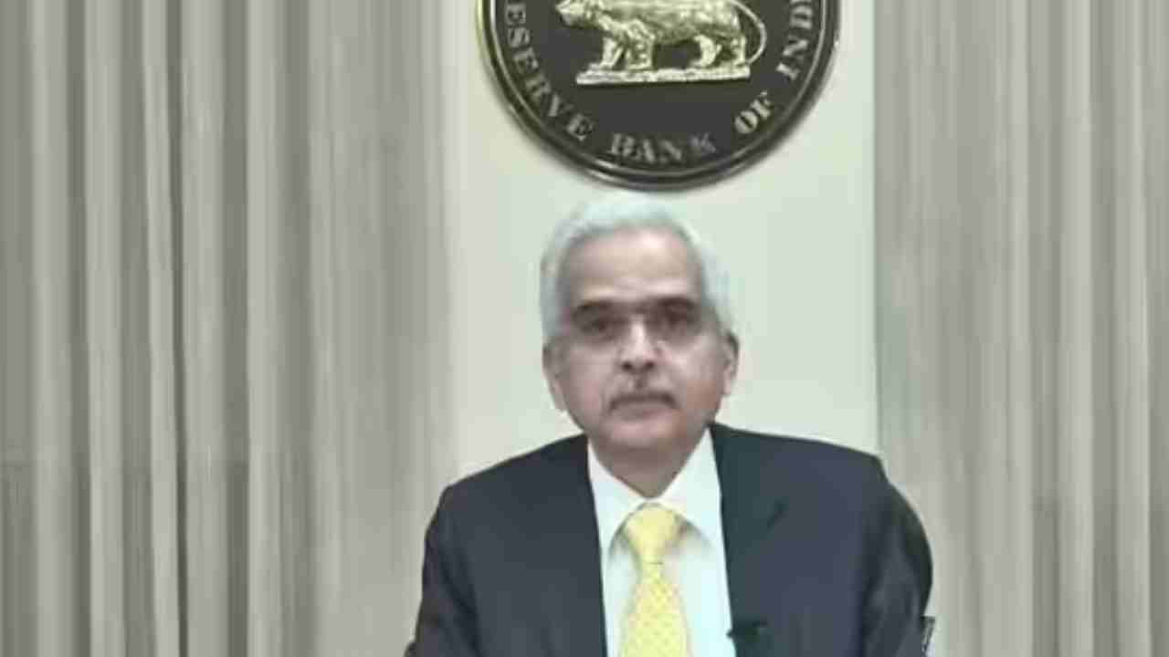 RBI Hikes Repo Rate: సామాన్యులకు షాక్.. మరోసారి రెపో రేటు పెంచిన ఆర్బీఐ .. పెరగనున్న లోన్ ఈఎంఐలు RBI Hikes Repo Rate: సామాన్యులకు షాక్.. మరోసారి రెపో రేటు పెంచిన ఆర్బీఐ .. పెరగనున్న లోన్ ఈఎంఐలు