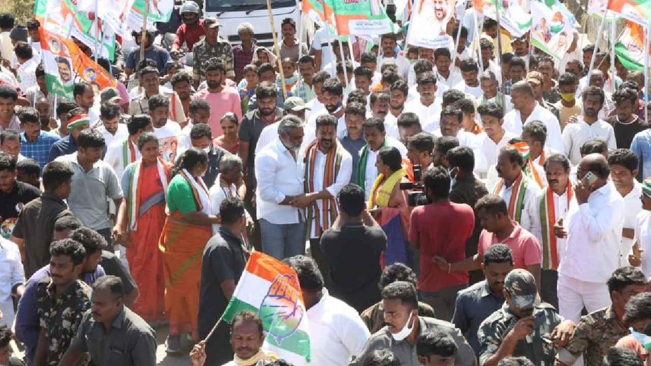 Revanth Reddy : ఇళ్లు లేని వారికి రూ.5లక్షలు, రుణమాఫీ రూ.2లక్షలు, రూ.500లకే గ్యాస్ బండ-రేవంత్ రెడ్డి హామీ Revanth Reddy : ఇళ్లు లేని వారికి రూ.5లక్షలు, రుణమాఫీ రూ.2లక్షలు, రూ.500లకే గ్యాస్ బండ-రేవంత్ రెడ్డి హామీ