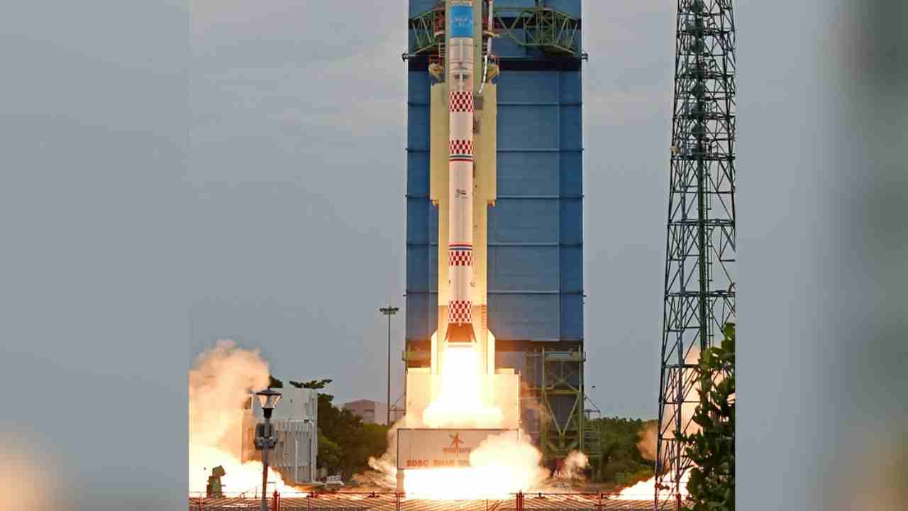 SSLV-D2 Mission Successful: ప్రయోగం విజయవంతం.. నింగిలోకి దూసుకెళ్లిన ఎస్ఎస్ఎల్వీ-డీ2 SSLV-D2 Mission Successful: ప్రయోగం విజయవంతం.. నింగిలోకి దూసుకెళ్లిన ఎస్ఎస్ఎల్వీ-డీ2
