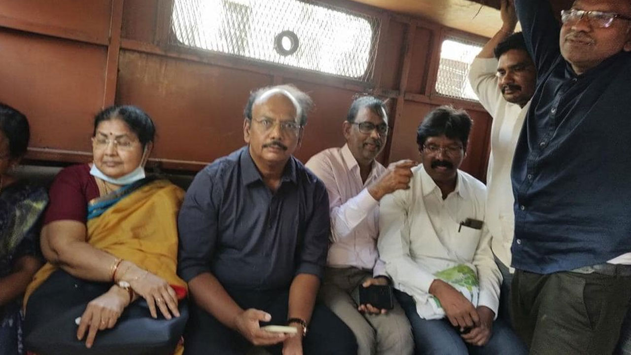 Hyderabad: హైదరాబాద్ లో ‘రాజ్యాంగం-మనుస్మృతి’పై సదస్సు.. కవులు, ప్రజాసంఘాల నేతలతో పాటు మరో 50 మంది అరెస్టు Hyderabad: హైదరాబాద్ లో ‘రాజ్యాంగం-మనుస్మృతి’పై సదస్సు.. కవులు, ప్రజాసంఘాల నేతలతో పాటు మరో 50 మంది అరెస్టు