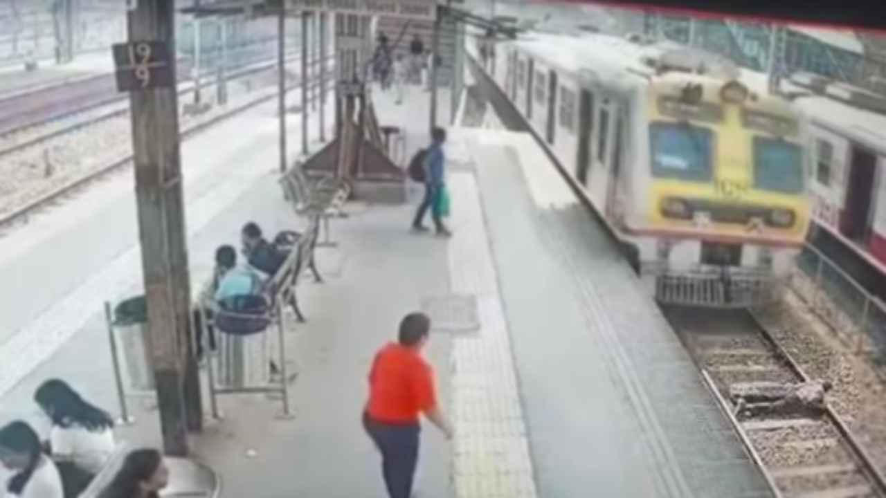 Suicide In Railway Station : షాకింగ్ వీడియో.. ఏం కష్టం వచ్చిందో.. అంతా చూస్తుండగానే రైలు కిందకి దూకి రైల్వే ఉద్యోగి ఆత్మహత్య Suicide In Railway Station : షాకింగ్ వీడియో.. ఏం కష్టం వచ్చిందో.. అంతా చూస్తుండగానే రైలు కిందకి దూకి రైల్వే ఉద్యోగి ఆత్మహత్య