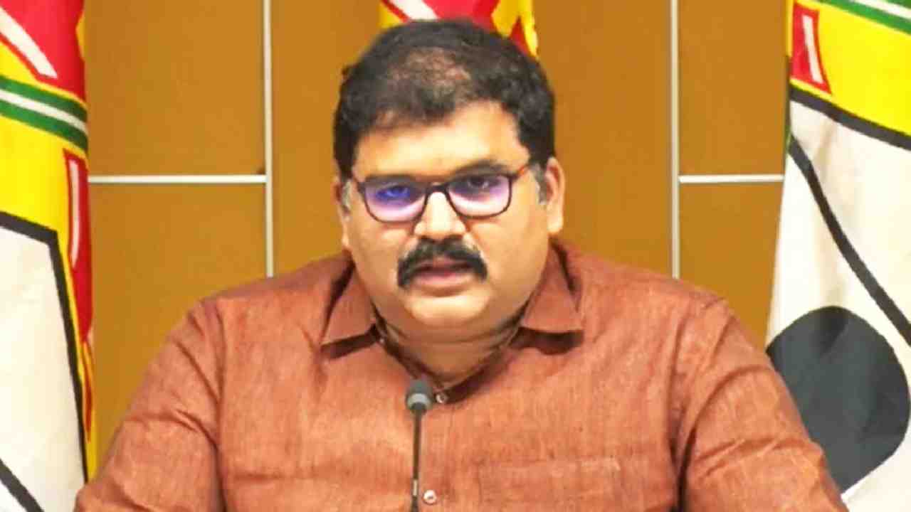 TDP Pattabhi Ram: గన్నవరం కోర్టుకు టీడీపీ నేత పట్టాభి.. కోర్టుకు తరలిస్తుండగా టీడీపీ నేతల ఆందోళన, ఉద్రిక్తత TDP Pattabhi Ram: గన్నవరం కోర్టుకు టీడీపీ నేత పట్టాభి.. కోర్టుకు తరలిస్తుండగా టీడీపీ నేతల ఆందోళన, ఉద్రిక్తత