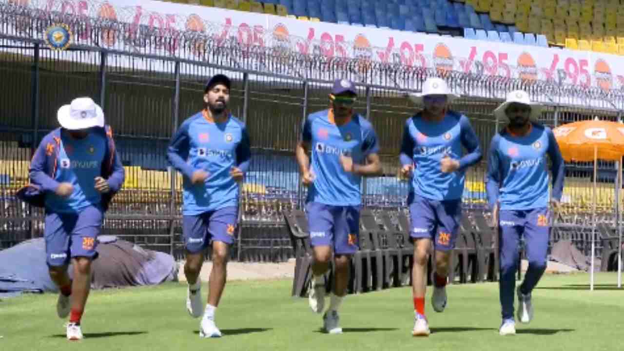 Ind Vs Aus 3rd Test: జోరు కొనసాగేలా..! నెట్స్లో చెమటోడుస్తున్న టీమిండియా ప్లేయర్స్ .. వీడియో వైరల్ Ind Vs Aus 3rd Test: జోరు కొనసాగేలా..! నెట్స్లో చెమటోడుస్తున్న టీమిండియా ప్లేయర్స్ .. వీడియో వైరల్