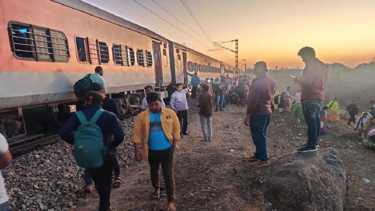 Trains cancelled: పట్టాలు తప్పిన గోదావరి ఎక్స్ప్రెస్.. పలు రైళ్లు రద్దు చేసిన దక్షిణ మధ్య రైల్వే Trains cancelled: పట్టాలు తప్పిన గోదావరి ఎక్స్ప్రెస్.. పలు రైళ్లు రద్దు చేసిన దక్షిణ మధ్య రైల్వే