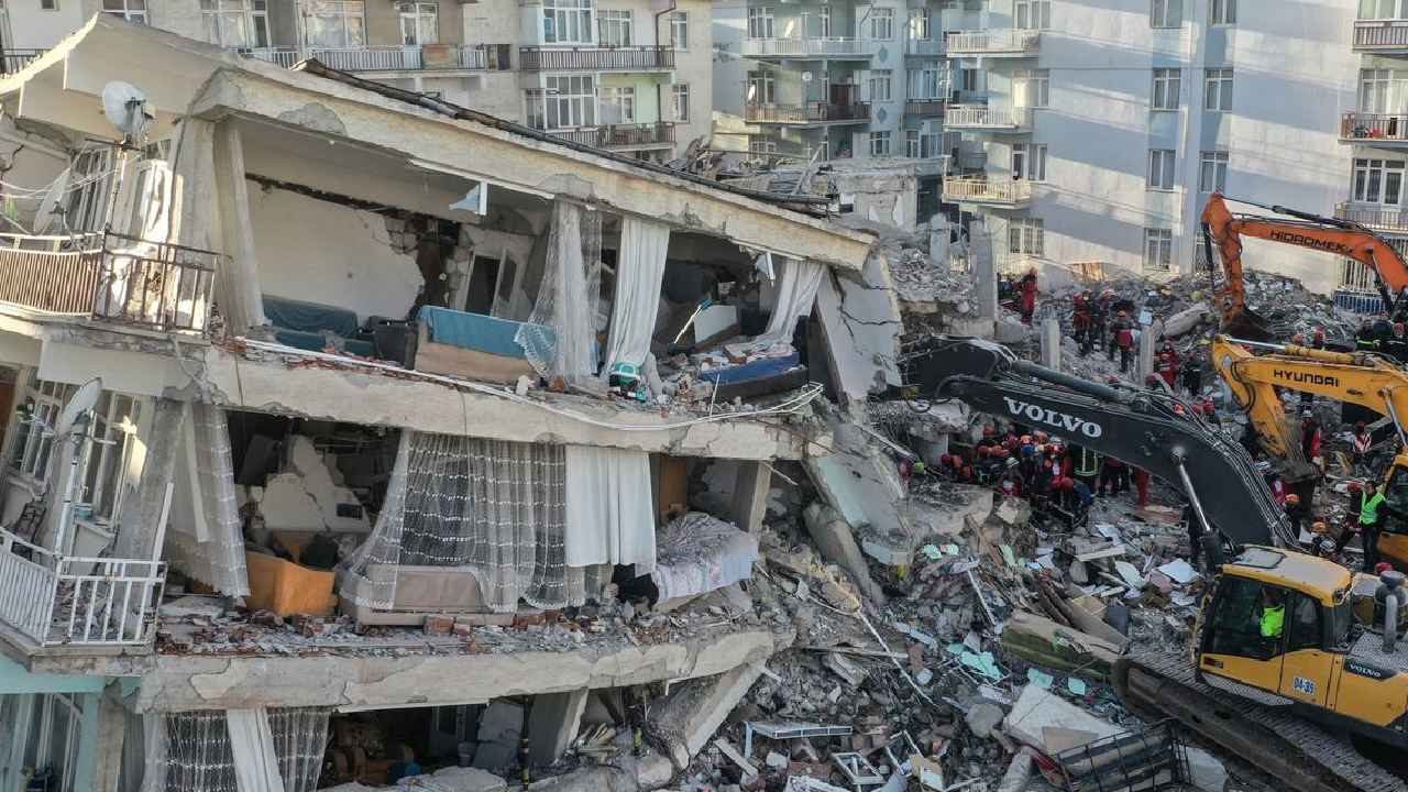 Turkey Earthquake : 100 సార్లకుపైగా కంపించిన భూమి, టర్కీలో ఆగని భూప్రకంపనలు Turkey Earthquake : 100 సార్లకుపైగా కంపించిన భూమి, టర్కీలో ఆగని భూప్రకంపనలు