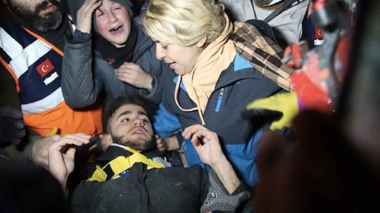 Turkey Earthquake : టర్కీ శిథిలాల్లో మృత్యుంజయుడు.. 94 గంటలు మూత్రం తాగి బతికాడు Turkey Earthquake : టర్కీ శిథిలాల్లో మృత్యుంజయుడు.. 94 గంటలు మూత్రం తాగి బతికాడు