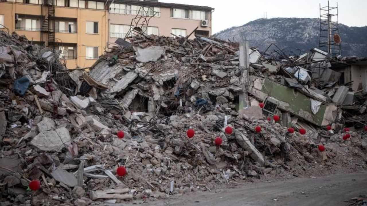 Turkey and Syria Earthquake: టర్కీ, సిరియాలో 50వేలు దాటిన భూకంప మృతుల సంఖ్య.. కొనసాగుతున్న శిథిలాల తొలగింపు Turkey and Syria Earthquake: టర్కీ, సిరియాలో 50వేలు దాటిన భూకంప మృతుల సంఖ్య.. కొనసాగుతున్న శిథిలాల తొలగింపు