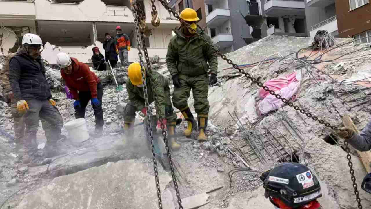 Turkiye Syria Earthquake: టర్కీ, సిరియాలో పెరుగుతున్న మృతుల సంఖ్య.. 50వేల వరకు చేరుకోవచ్చని యూఎన్ అంచనా Turkiye Syria Earthquake: టర్కీ, సిరియాలో పెరుగుతున్న మృతుల సంఖ్య.. 50వేల వరకు చేరుకోవచ్చని యూఎన్ అంచనా