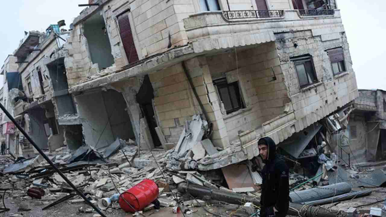 Turkiye Syria Earthquake: టర్కీ, సిరియాలో 15వేలు దాటిన మృతుల సంఖ్య.. శిథిలాల కింద కొనసాగుతున్న అన్వేషణ Turkiye Syria Earthquake: టర్కీ, సిరియాలో 15వేలు దాటిన మృతుల సంఖ్య.. శిథిలాల కింద కొనసాగుతున్న అన్వేషణ