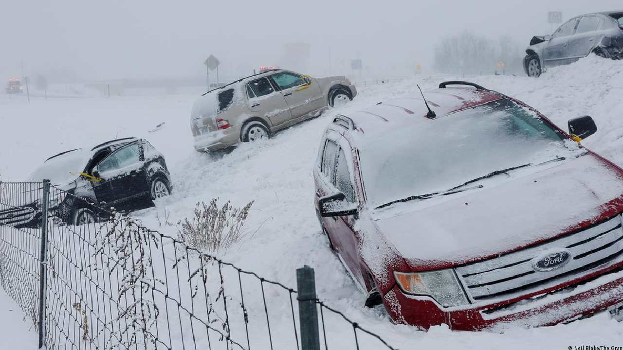 US Winter Storm: అమెరికాలో మంచు తుఫాను బీభత్సం.. పది లక్షల మందికి పవర్ కట్.. వేలాది విమానాలు రద్దు US Winter Storm: అమెరికాలో మంచు తుఫాను బీభత్సం.. పది లక్షల మందికి పవర్ కట్.. వేలాది విమానాలు రద్దు
