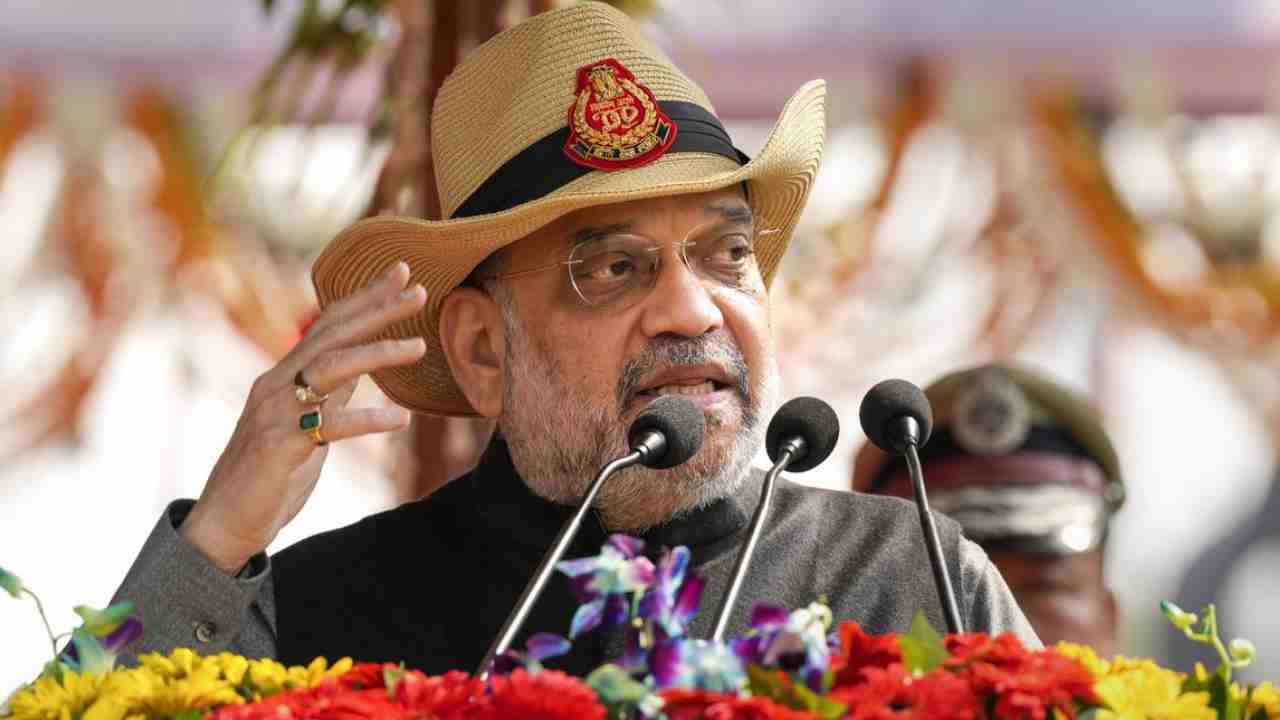 Union Home Minister Amit Shah: ఐపీసీ, సీఆర్పీసీ చట్టాల్లో సమూల మార్పులు.. అమిత్ షా కీలక ప్రకటన Union Home Minister Amit Shah: ఐపీసీ, సీఆర్పీసీ చట్టాల్లో సమూల మార్పులు.. అమిత్ షా కీలక ప్రకటన