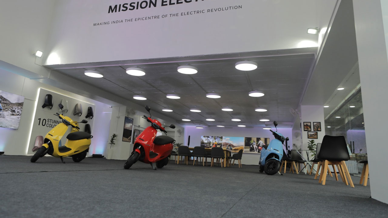 Ola Experience Centre: ఏపీవాసులకు అందుబాటులో మరో ఓలా ఎక్స్పీరియన్స్ సెంటర్.. అనంతపురంలో మొదటి సెంటర్ ప్రారంభం Ola Experience Centre: ఏపీవాసులకు అందుబాటులో మరో ఓలా ఎక్స్పీరియన్స్ సెంటర్.. అనంతపురంలో మొదటి సెంటర్ ప్రారంభం
