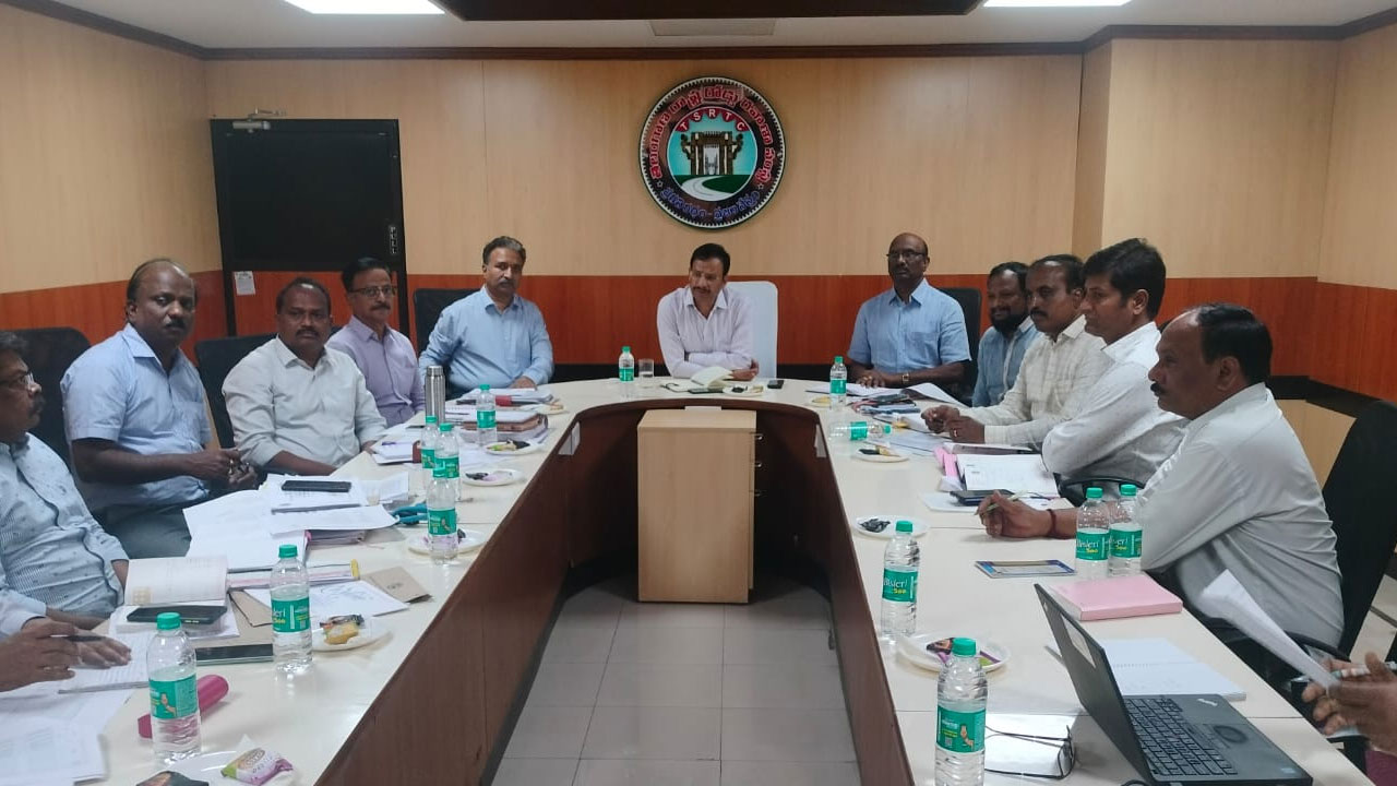 TSRTC: హైదరాబాద్ విద్యార్థుల కోసం అదనంగా 100 బస్సు ట్రిప్పులు TSRTC: హైదరాబాద్ విద్యార్థుల కోసం అదనంగా 100 బస్సు ట్రిప్పులు