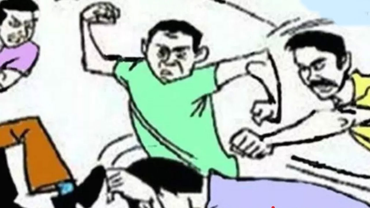 Greater Noida: తోటి విద్యార్థిని చెట్టుకు కట్టేసి రాడ్లతో కిరాతకంగా హింసించిన ముగ్గురు విద్యార్థులు Greater Noida: తోటి విద్యార్థిని చెట్టుకు కట్టేసి రాడ్లతో కిరాతకంగా హింసించిన ముగ్గురు విద్యార్థులు