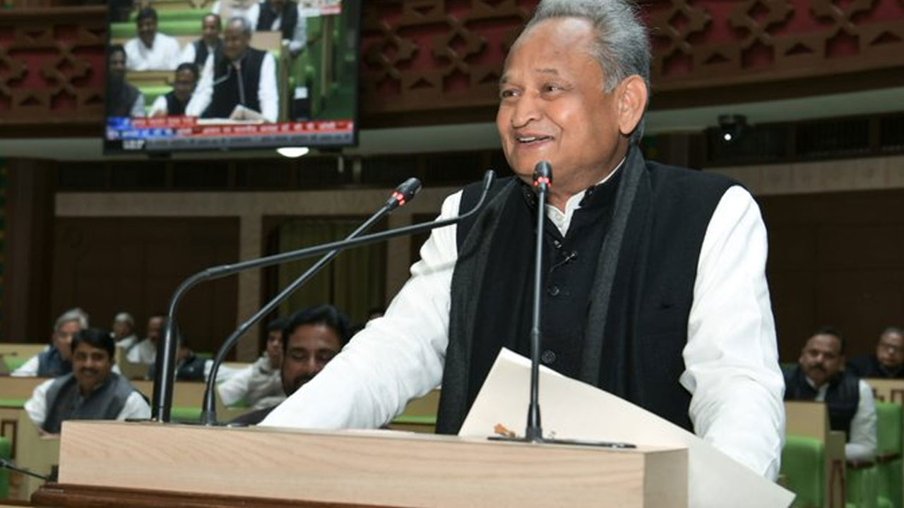 Rajasthan: పోయిన ఏడాది బడ్జెట్ చదివిన అశోక్ గెహ్లాట్.. 7 నిమిషాల తర్వాత కాంగ్రెస్ నేత చెప్తే కానీ పసిగట్టని రాజస్థాన్ సీఎం Rajasthan: పోయిన ఏడాది బడ్జెట్ చదివిన అశోక్ గెహ్లాట్.. 7 నిమిషాల తర్వాత కాంగ్రెస్ నేత చెప్తే కానీ పసిగట్టని రాజస్థాన్ సీఎం