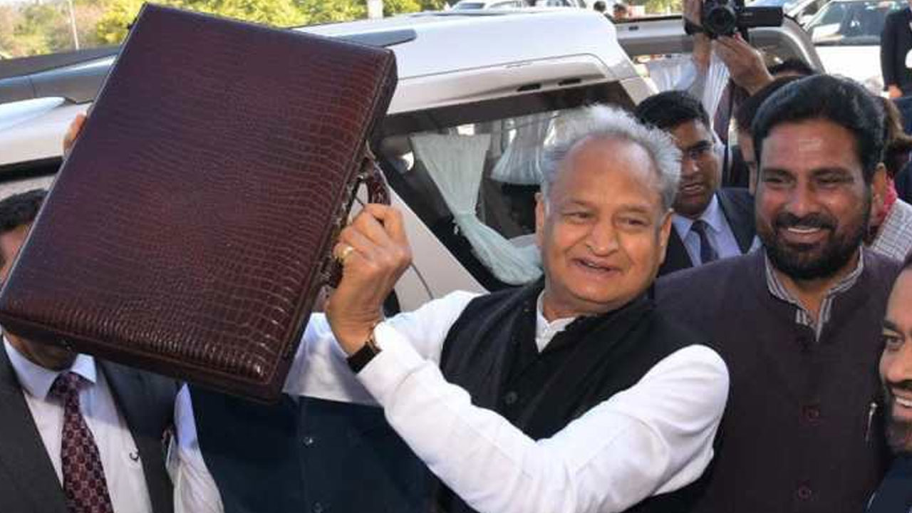 Rajasthan Budget 2023: ఫ్రీ స్కూటర్లు, ఫ్రీ బస్ పాస్, రూ.500లకే గ్యాస్ సిలిండర్.. ‘ఎన్నికల బడ్జెట్’ బడ్జెట్ ప్రవేశ పెట్టిన సీఎం గెహ్లాట్ Rajasthan Budget 2023: ఫ్రీ స్కూటర్లు, ఫ్రీ బస్ పాస్, రూ.500లకే గ్యాస్ సిలిండర్.. ‘ఎన్నికల బడ్జెట్’ బడ్జెట్ ప్రవేశ పెట్టిన సీఎం గెహ్లాట్