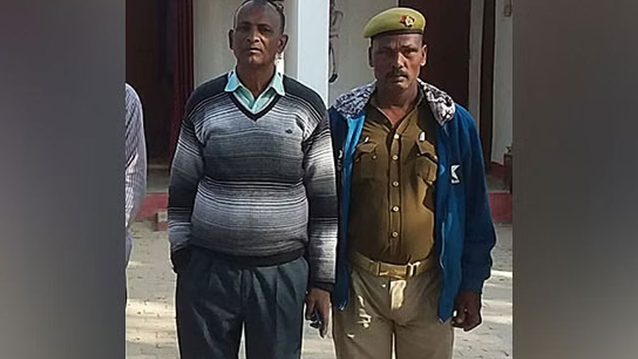 Ambedkar Nagar: క్రాప్ హెయిర్ స్టైల్తో వస్తున్నాడని విద్యార్థికి గుండు కొట్టించిన టీచర్ Ambedkar Nagar: క్రాప్ హెయిర్ స్టైల్తో వస్తున్నాడని విద్యార్థికి గుండు కొట్టించిన టీచర్