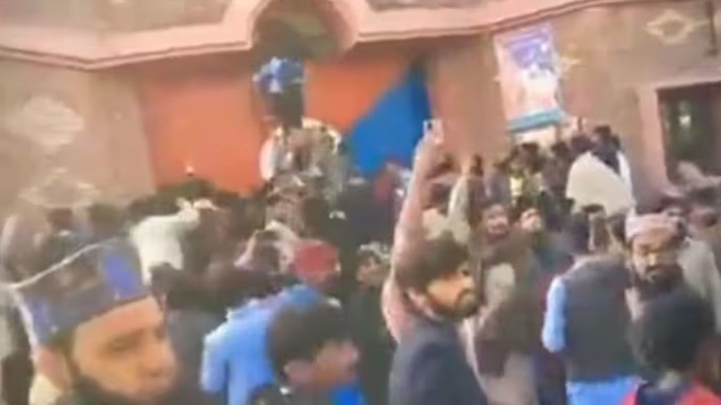 Pak man accused of blasphemy dragged out of police staion the killed By Mob