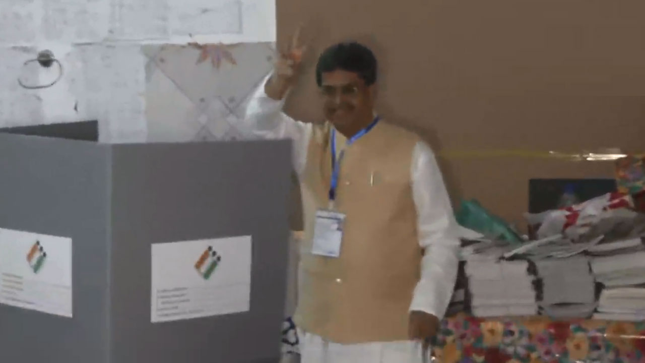 Tripura Assembly Polls: అగర్తలాలో ఓటు వేసిన ముఖ్యమంత్రి మాణిక్ సాహా Tripura Assembly Polls: అగర్తలాలో ఓటు వేసిన ముఖ్యమంత్రి మాణిక్ సాహా