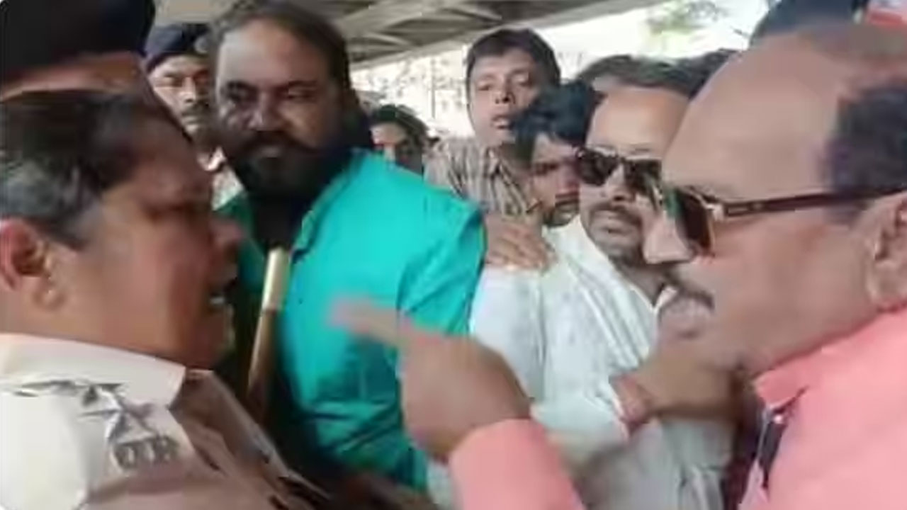 Odisha: మహిళా ఇన్స్పెక్టర్పై చెప్పుతో దాడి.. బీజేపీ సీనియర్ నేతపై కేసు నమోదు Odisha: మహిళా ఇన్స్పెక్టర్పై చెప్పుతో దాడి.. బీజేపీ సీనియర్ నేతపై కేసు నమోదు