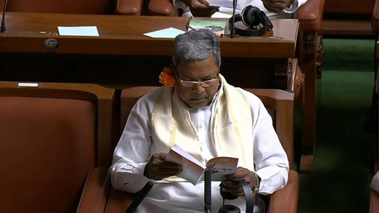 Karnataka: చెవిలో పూలతో అసెంబ్లీకి వచ్చిన కాంగ్రెస్ నేతలు Karnataka: చెవిలో పూలతో అసెంబ్లీకి వచ్చిన కాంగ్రెస్ నేతలు
