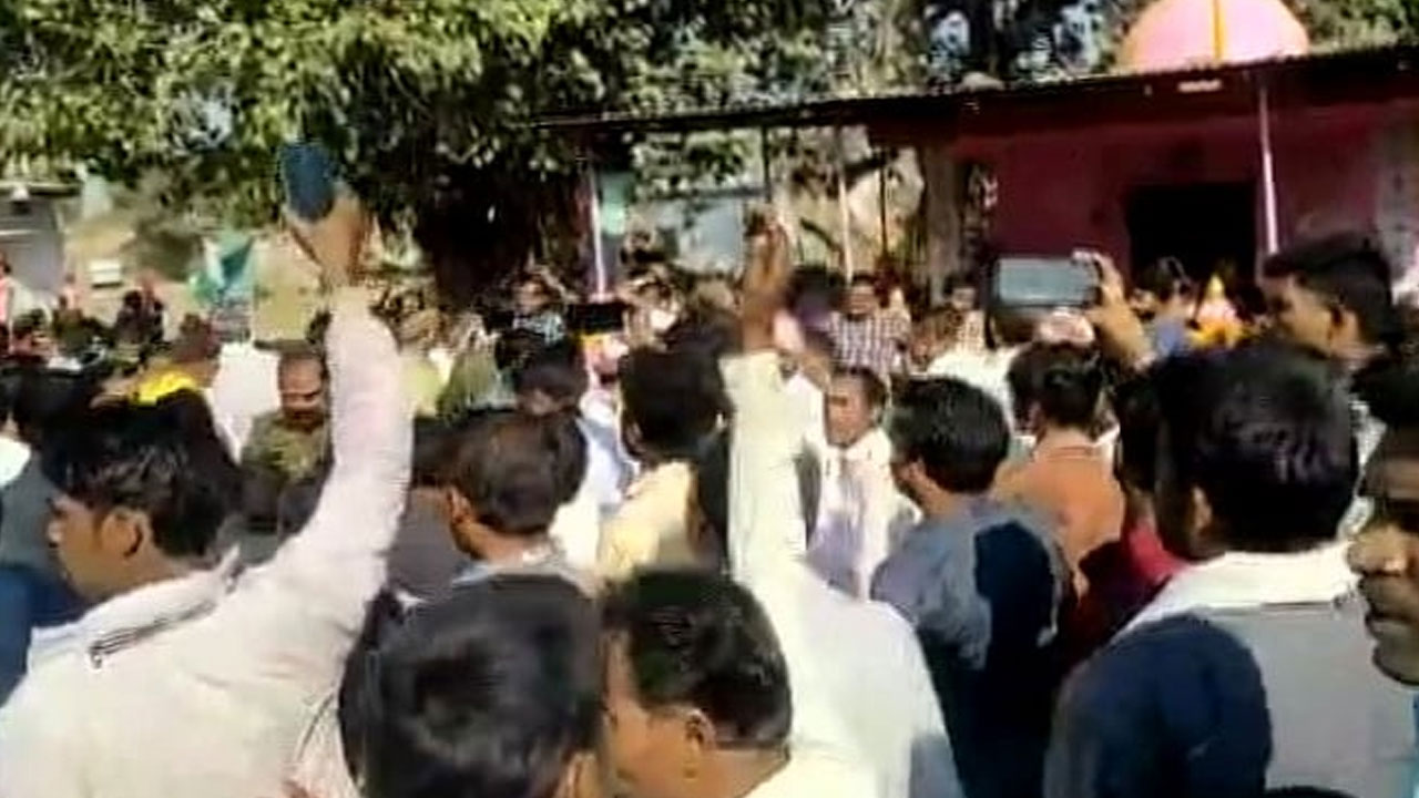Madhya Pradesh: శివరాత్రి వేడుకలో కుల కులాల మధ్య గొడవలు.. 14 మంది తీవ్ర గాయాలు Madhya Pradesh: శివరాత్రి వేడుకలో కుల కులాల మధ్య గొడవలు.. 14 మంది తీవ్ర గాయాలు