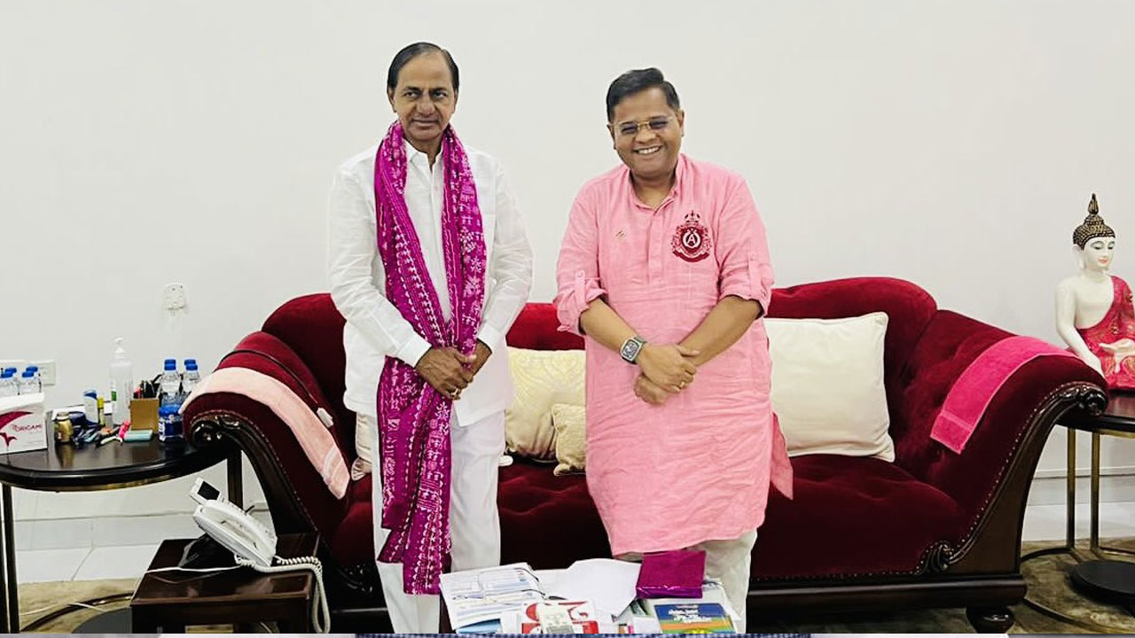BRS: తెలంగాణ దాటి విస్తరిస్తున్న బీఆర్ఎస్.. ఛత్తీస్గఢ్లో ‘చెయ్యి’ అందిచనున్న కీలక నేత! BRS: తెలంగాణ దాటి విస్తరిస్తున్న బీఆర్ఎస్.. ఛత్తీస్గఢ్లో ‘చెయ్యి’ అందిచనున్న కీలక నేత!