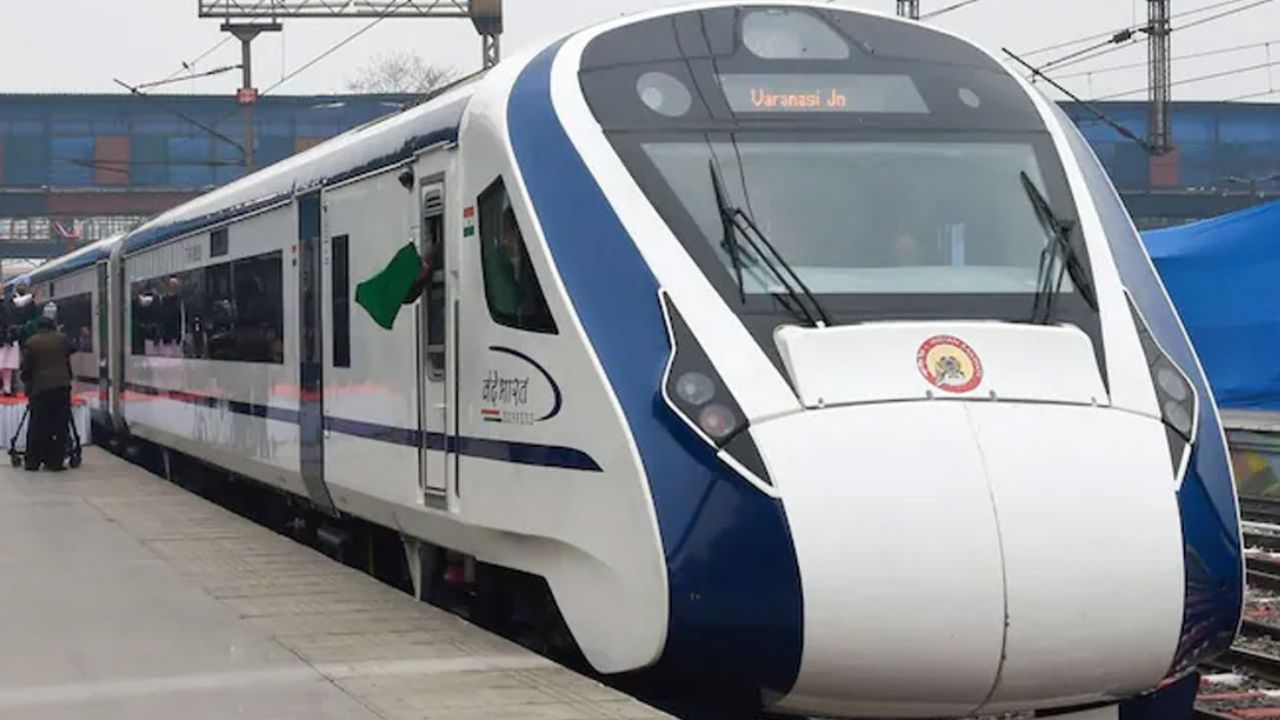 Vande Bharat Train Attack : వందే భారత్ ఎక్స్ ప్రెస్ రైలుపై మరోసారి రాళ్ల దాడి Vande Bharat Train Attack : వందే భారత్ ఎక్స్ ప్రెస్ రైలుపై మరోసారి రాళ్ల దాడి