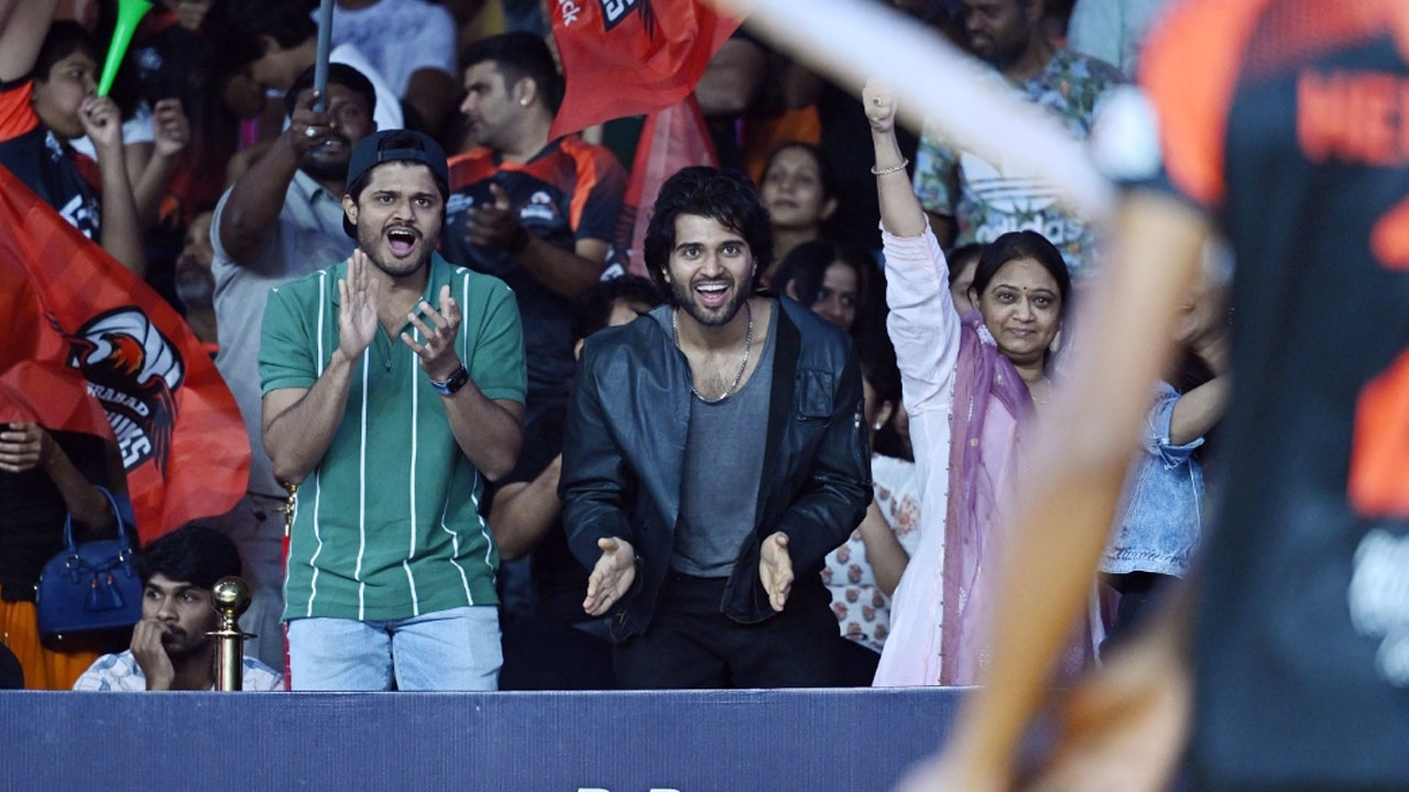Vijay Deverakonda in PVL: ప్రైమ్ వాలీబాల్ లీగ్ లో సందడి చేసిన విజయ్ దేవరకొండ Vijay Deverakonda in PVL: ప్రైమ్ వాలీబాల్ లీగ్ లో సందడి చేసిన విజయ్ దేవరకొండ